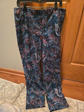 Chicos Fabulously slimming leggings size 1.5, whichbus a 10- 12